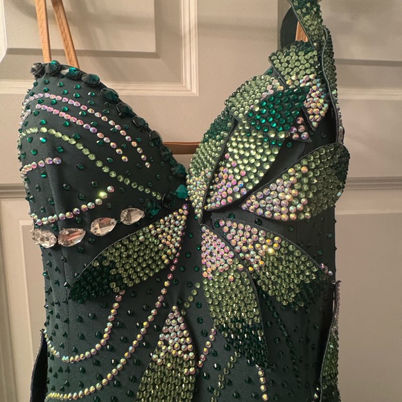 Elegant Green Evening Gown - Picture 6 of 8